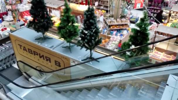 Időeltolódás felismerhetetlen emberek mozgólépcsőn szupermarket karácsonyi eladás ideje — Stock videók