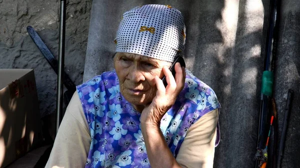 Portret Van Jarige Vrouw Traditionele Kleding Met Mobiele Telefoon Haar — Stockfoto