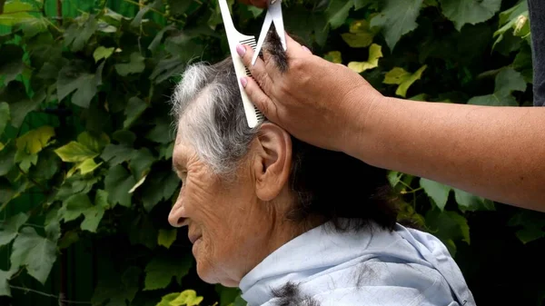 Close Tiro Cortar Cabelo Mulher Idosa Casa Quintal Livre Ficar — Fotografia de Stock