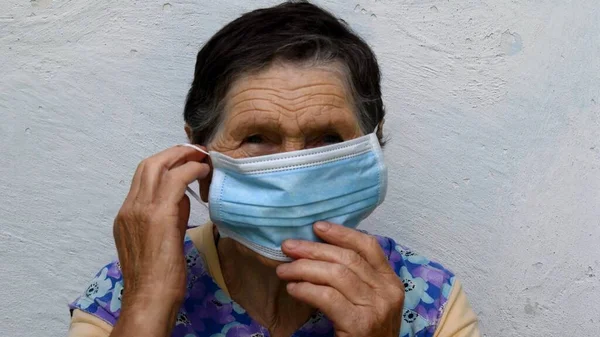 Mulher Enrugada Põe Máscara Cara Médica Protetora Velha Senhora Mostra — Fotografia de Stock