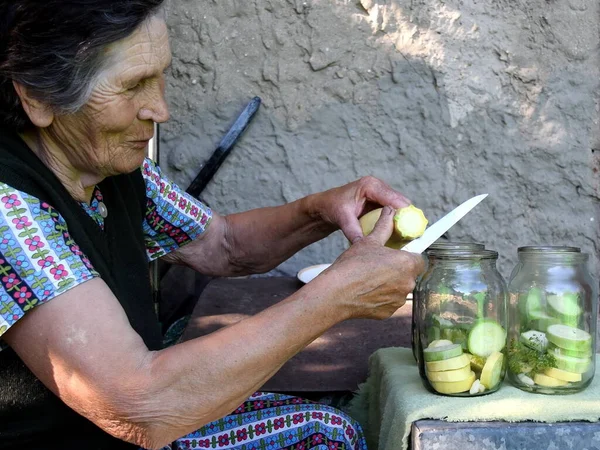 Buruşuk Yaşlı Kadın Gülümsüyor Çiğ Kabağı Dilimleyip Yapımı Konserve Sarımsak — Stok fotoğraf