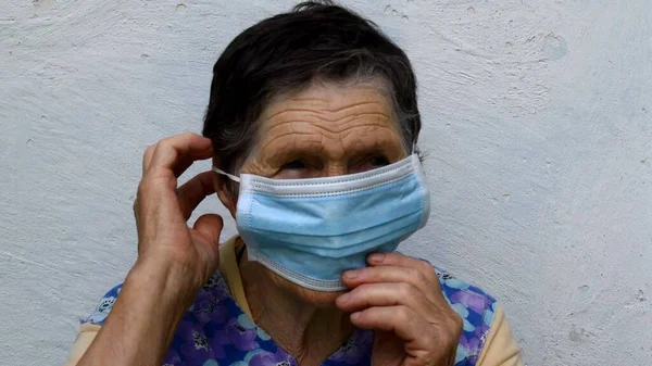 Зморщена Жінка Одягає Захисну Медичну Маску Обличчя Стара Дама Показує — стокове фото