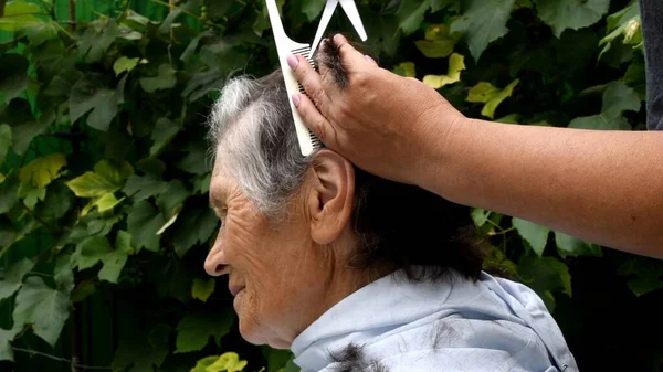 집에서 나이든 여성의 머리를 장면을 했습니다 격리되어 손으로 가위를 여성의 — 스톡 사진
