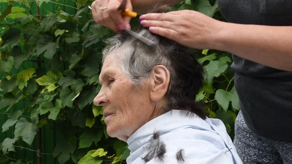 Arka Bahçede Saçını Keserken Son Sınıf Kadın Profili Portresi Bulanık — Stok fotoğraf