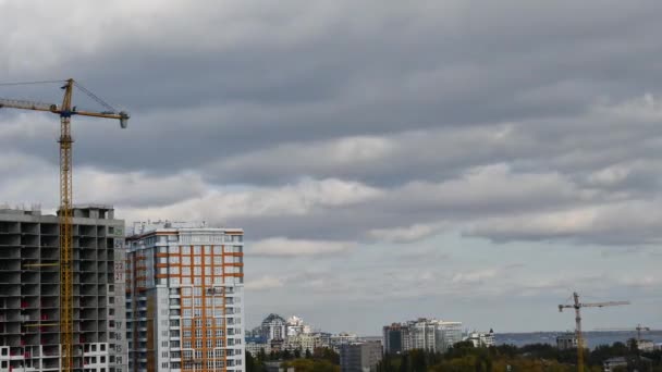 Nedokončené vícestranné budovy časová prodleva s plovoucími mraky na zatažené obloze — Stock video