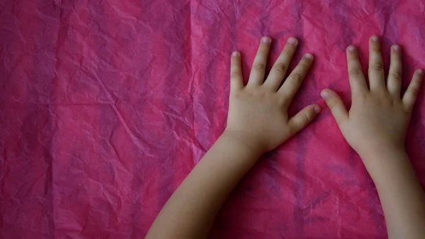 Руки Тоддлера Збитому Папері Копіювальним Простором Безпосередньо Над Видом Рожевий — стокове фото