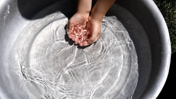 Criança Reúne Água Limpa Punhado Mãos Lavar Mãos Criança Verão — Fotografia de Stock