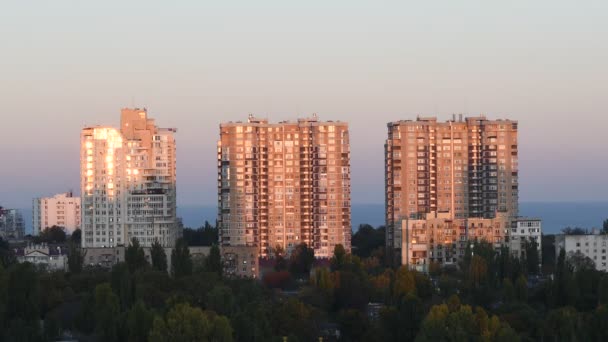 Dag tot nacht vervalt boven de stedelijke skyline bij de waterkant — Stockvideo