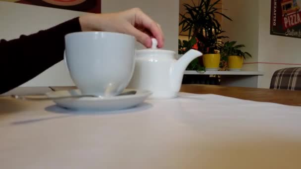 Tempo-lapso movimento rápido de comer café da manhã no café italiano — Vídeo de Stock