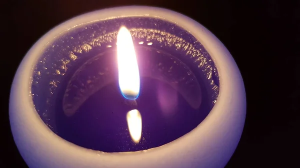 Вид Сверху Пламя Свечей Горящий Огонь Фитиле Фиолетовой Свечи Темноте — стоковое фото