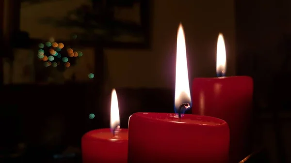 Drei Rote Kerzen Seitlich Flammen Kerzenschein Auf Brennenden Dochten Nahaufnahme — Stockfoto