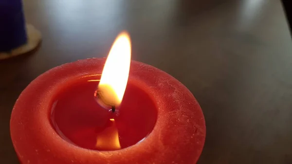 Rote Kerzenflamme Nahaufnahme Hell Loderndes Kerzendochtfeuer Der Dunkelheit Reflexion Der — Stockfoto