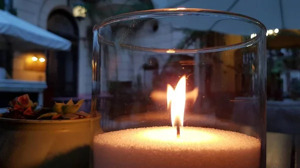 Kerzenständer Aus Transparentem Glas Mit Flamme Inneren Brennendes Kerzenfeuer Auf — Stockfoto