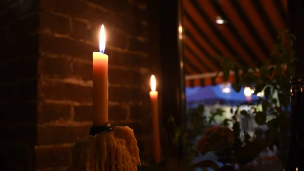 Weiche Fokussierung Auf Kerzenständer Die Der Dunkelheit Auf Der Fensterbank — Stockfoto