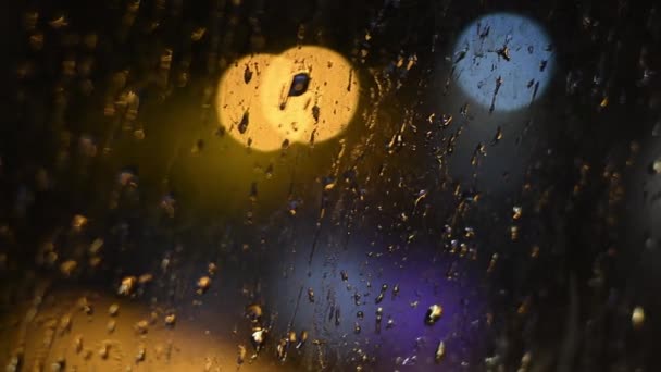 Gouttes de pluie nocturne sur fenêtre sale avec fond de lumières bokeh — Video