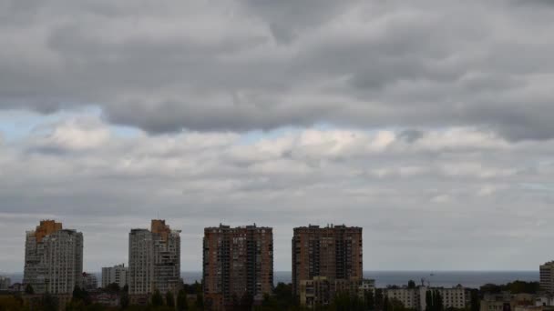 Cloudscape time lapse πάνω από αστικό ορίζοντα κοντά στην προκυμαία — Αρχείο Βίντεο