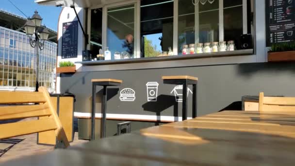 Time lapse puesto de comida rápida en patio de comidas al aire libre — Vídeo de stock