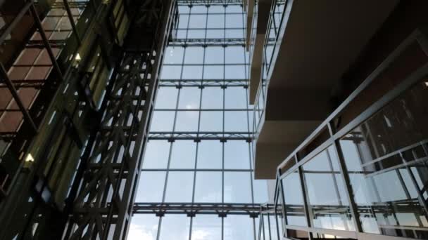 Time lapse lift mozog a modern vállalati épület fehér felhők úszó üveg fal mögött — Stock videók