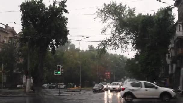 Vista parabrezza auto del traffico della città pioggia. Automobili in auto all'incrocio — Video Stock