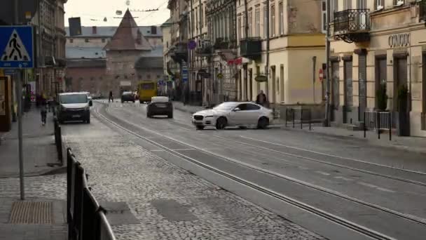 Pessoas passando pela antiga rua da cidade de Lviv com lapso de tempo de trânsito — Vídeo de Stock