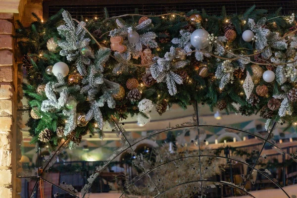 Sfondo natalizio con parete a specchio e decorazioni in conifera con palline bianche e argentate — Foto Stock