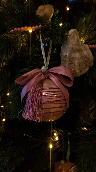 핑크 크리스마스 장식은 밤에 황금빛 조명으로 덮인다 — 스톡 사진