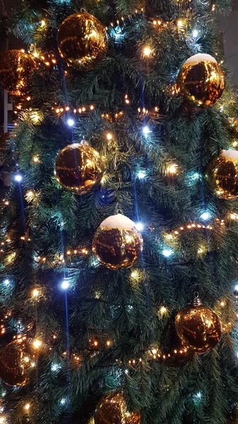 황금빛 장식과 푸른 황금빛 크리스마스 조명이 있는 크리스마스 트리 — 스톡 사진