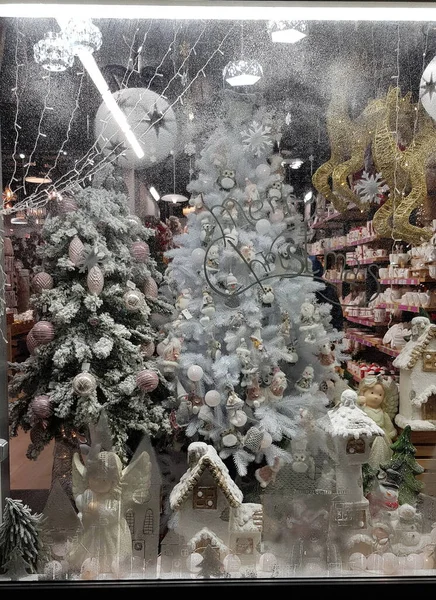 Vetrina illuminata di bianco artificiale negozio di alberi di Natale — Foto Stock