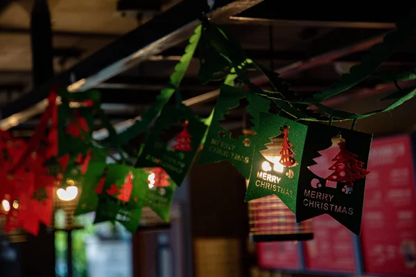 메리 치타 마스 복장의 절단면을 보여 주는 크리스마스 조명 — 스톡 사진