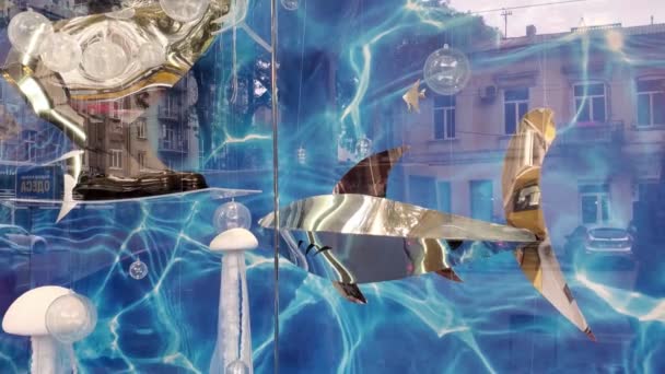 Rozmazané pokřivené odrazy v vitríně zdobené jako podmořský svět s rybami a medúzami — Stock video