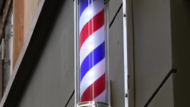 Перукарський стовп, що обертається на старій стіні перукарні — стокове відео