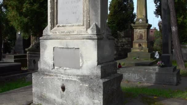 Statue at Polish grave on Lychakiv Cemetery in Lviv, Ukraine — Stock Video