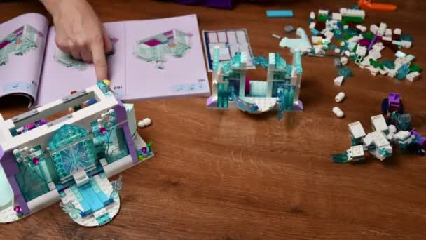 Hände von Kleinkind und Mutter beim Lego-Spielen blockieren Zeitraffer — Stockvideo