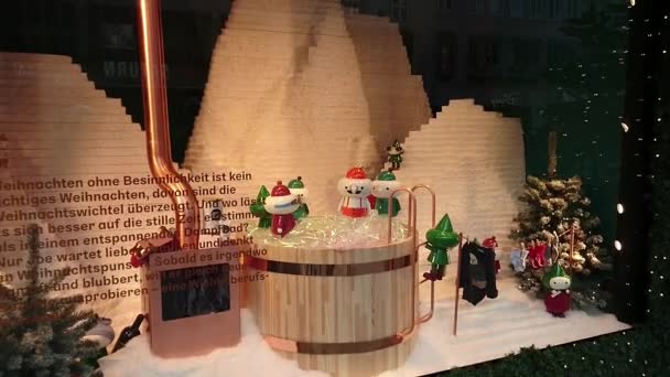 Grappige winkel showcase met bewegende kerst kabouter speelgoed — Stockvideo