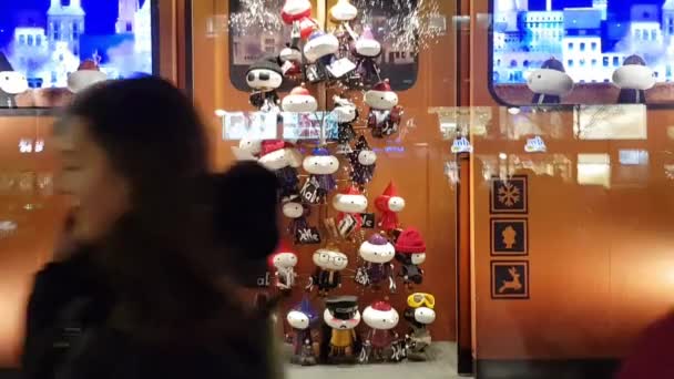 Escaparate creativo al por menor con gnomos de juguete de Navidad en movimiento en decoraciones de trenes en miniatura — Vídeos de Stock