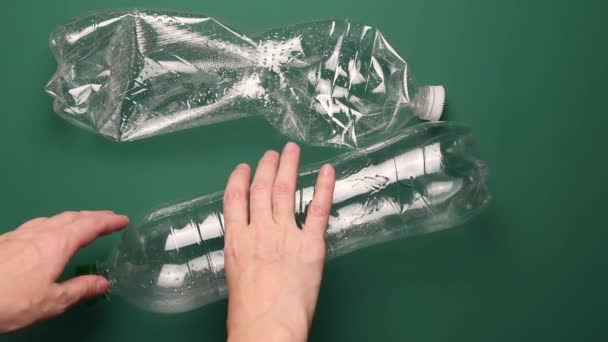 Concepto de reciclaje, manos femeninas machacando botella de plástico — Vídeos de Stock