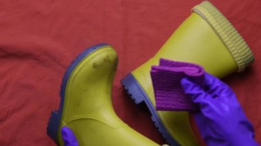 Mor lastik eldivenli eller, temiz çocuklar sarı lastik botlar.