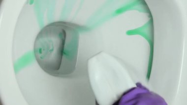 Elleri klozet temizleyicisi ve sifon suyu ile çalışıyor. 4K Dikey Görüntüler