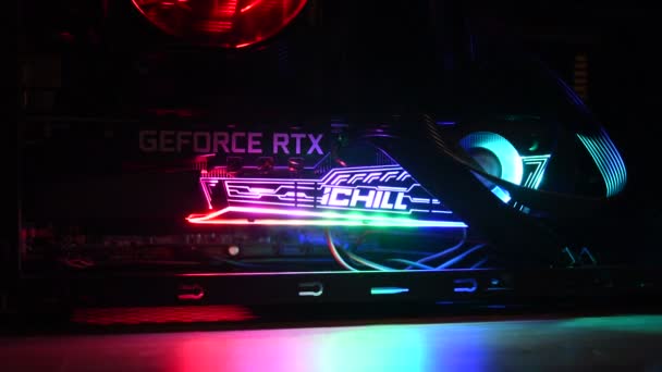 NVidia GeForce RTX 3080 внутри игровой PC башни с красочными подсветками в темноте — стоковое видео