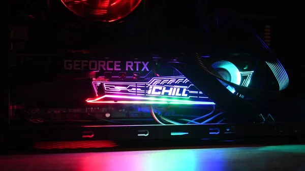 NVidia GeForce RTX 3080 oyun kulesinin içinde, karanlıkta renkli arka ışıkları var.