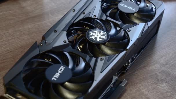 Новая видеокарта NVidia GeForce RTX 3080 с крупным планом на деревянном столе — стоковое видео