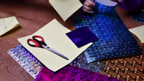 Time lapse madre y niño manos hobby elaboración con brillantes papeles de brillo de colores — Vídeos de Stock