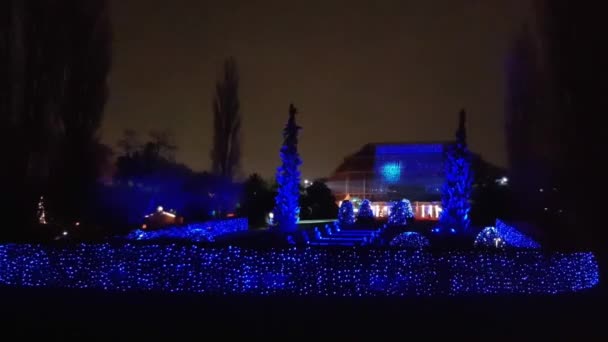 Palácio azul e vermelho iluminado de Jardim Botânico em Berlim Alemanha — Vídeo de Stock
