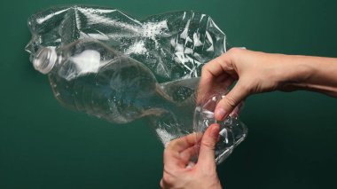 POV kadın elleri geri dönüşüm için plastik şişeyi eziyor