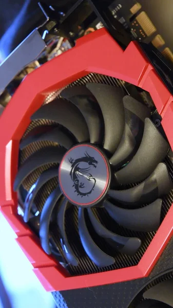 MSI GeForce GTX 1080 Gaming X 8G placa gráfica close-up com refrigerador de ventilação preto vermelho — Fotografia de Stock