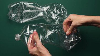 POV kadın elleri geri dönüşüm için plastik şişeyi eziyor