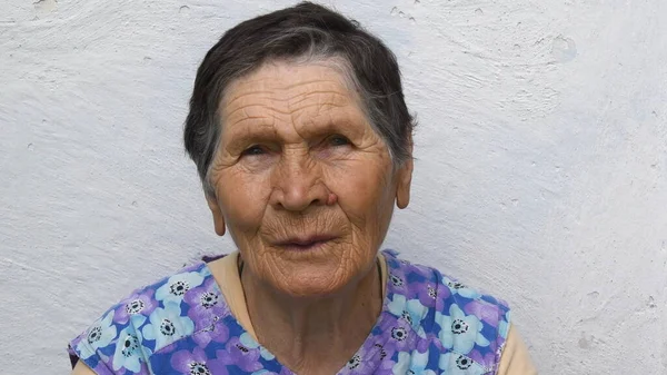 Retrato de mulher idosa preocupada com corte de cabelo curto e visão suspeita — Fotografia de Stock