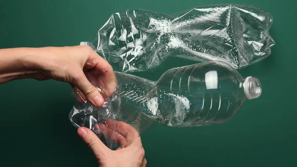 POV weibliche Hände zerkleinern Plastikflasche für Recycling — Stockfoto