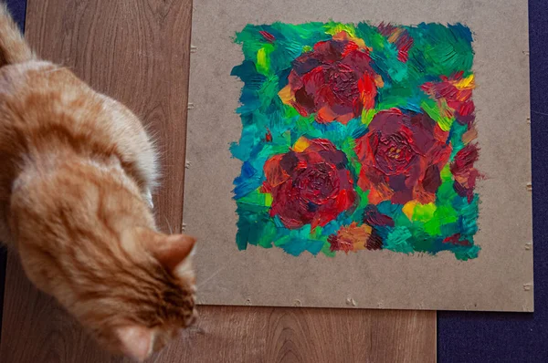 Zaměření na olejomalba růže květiny na překližky základny a rozostřit červenou kočku v okolí — Stock fotografie