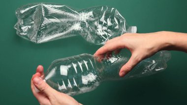 POV kadın elleri geri dönüşüm için plastik şişe kapağını büker
